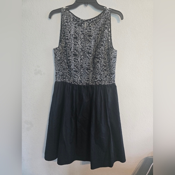 Flores & Flores Eyelet Sleevless Dress Sz 10 Black White Lined Sheath - Picture 2 of 14